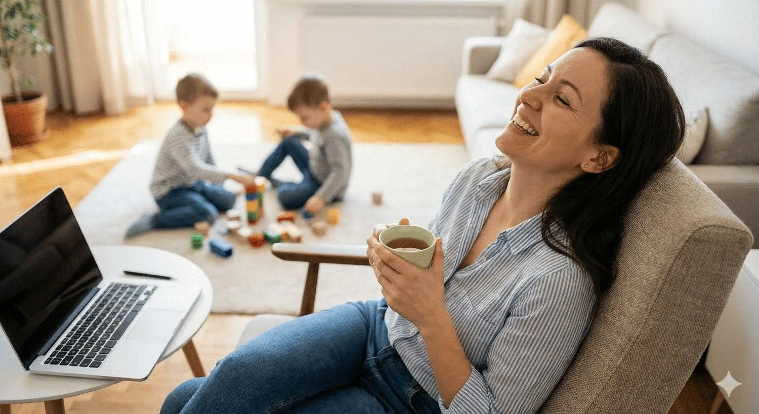 Mamma felice con bambino dopo aver trovato babysitter su Tata Facile